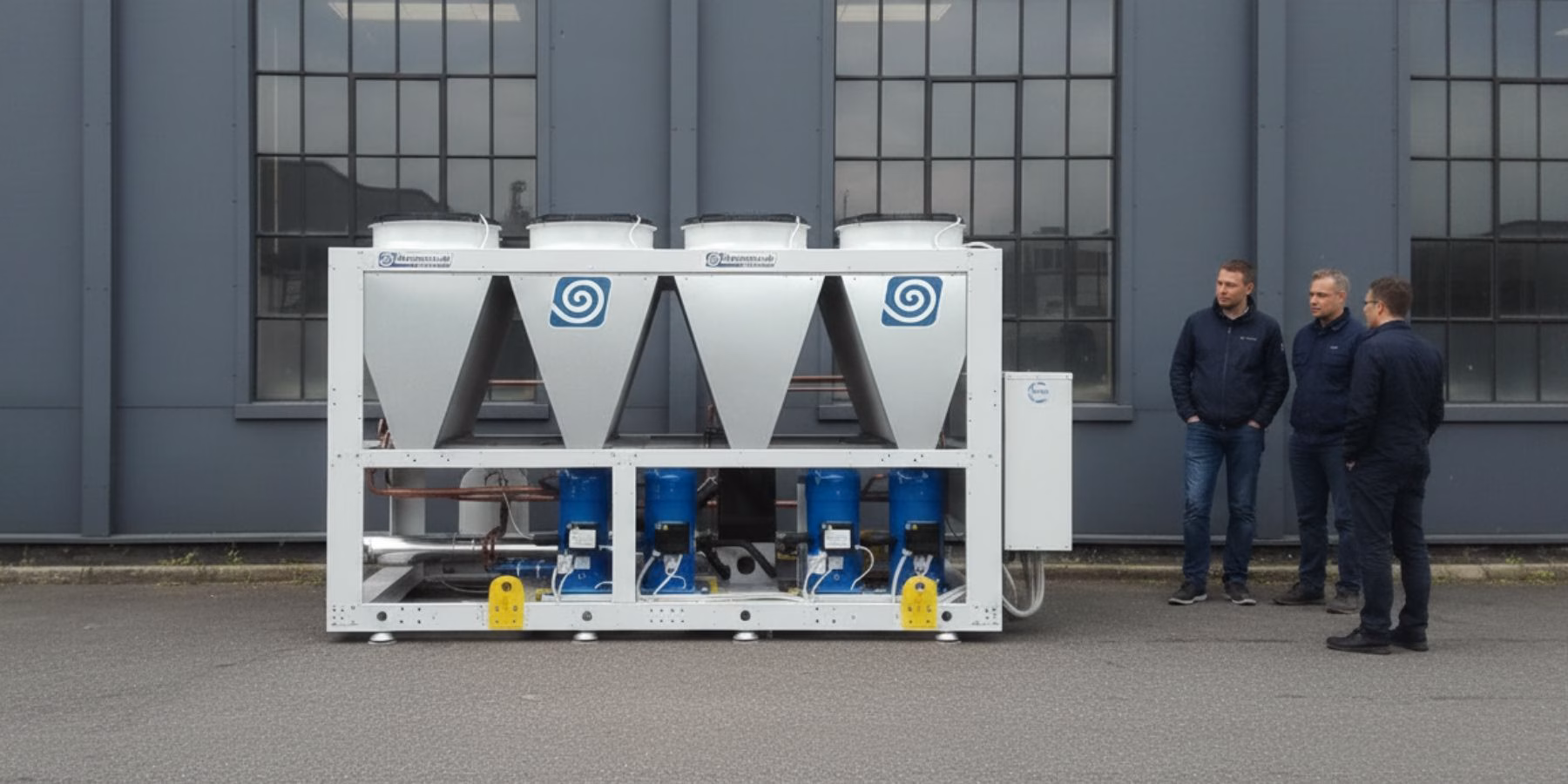 Троє чоловіків обговорюють те що сучасний чиллер це інвестиція у стабільність виробництва