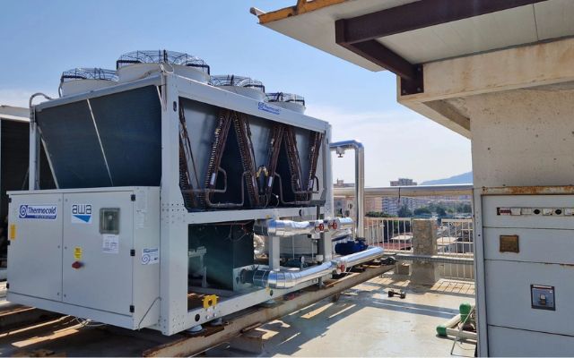 чилер з тепловим насосом для опалення та кондиціонування бізнес-центру