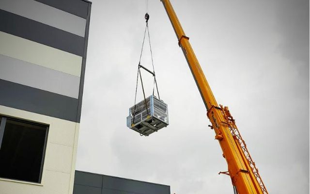 встановлено чилер для опалення та кондиціонування бізнес-центру