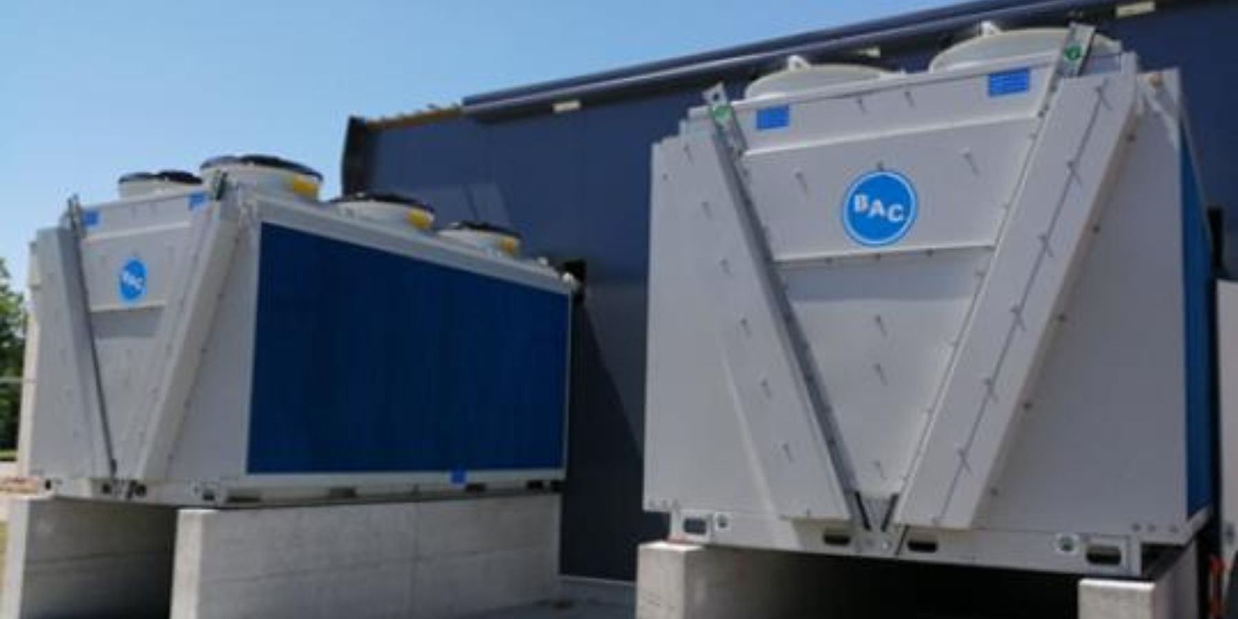 Испарительный конденсатор с адиабатическим предохлаждением