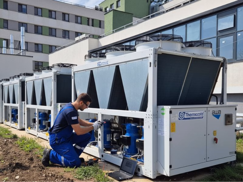 Наладчик делает профилактическую диагностику чиллера