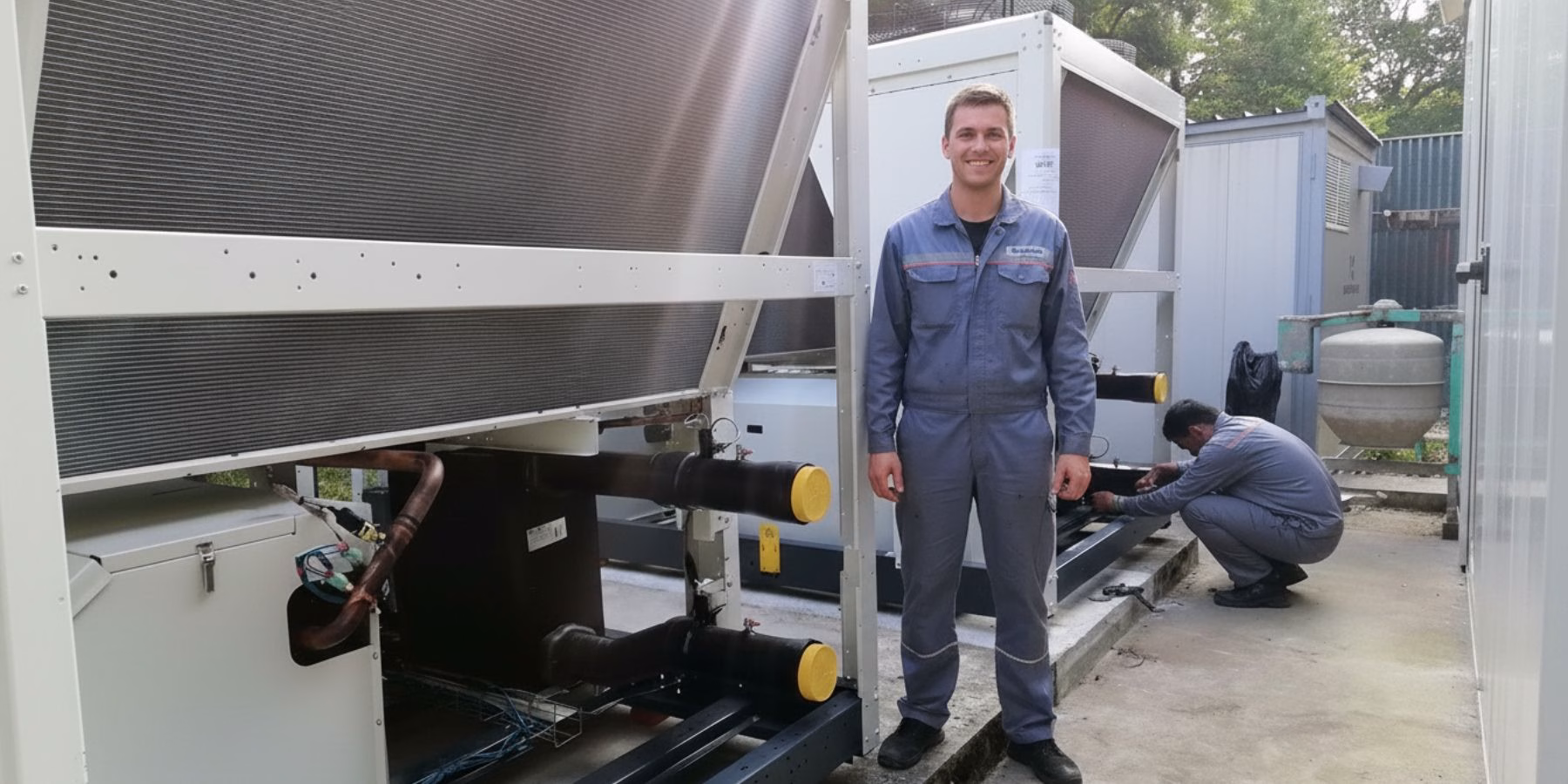 Двое наладчиков делают сервис чиллера