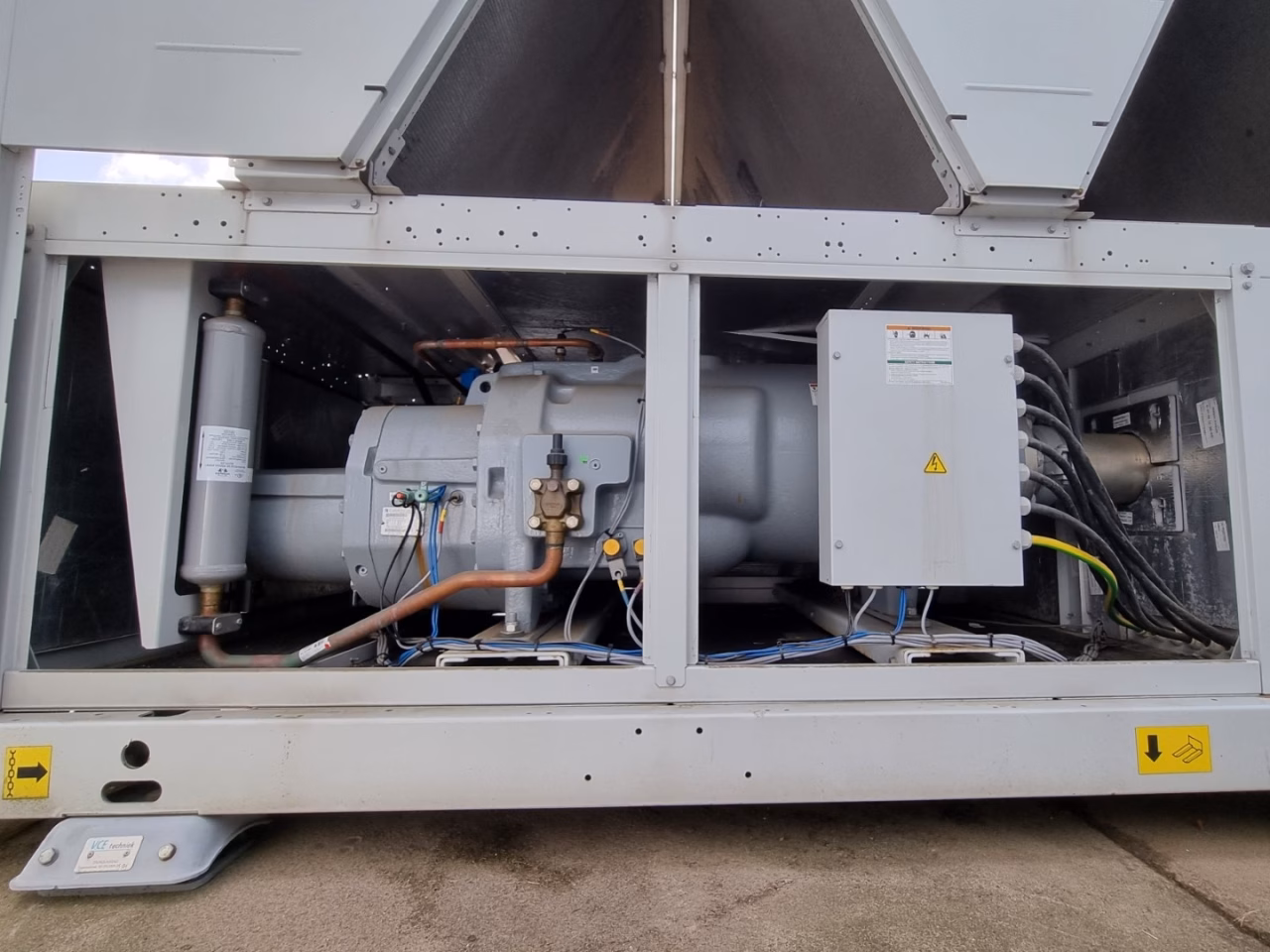 Чиллер б/у (1326 кВт) Carrier 30 XA 1312