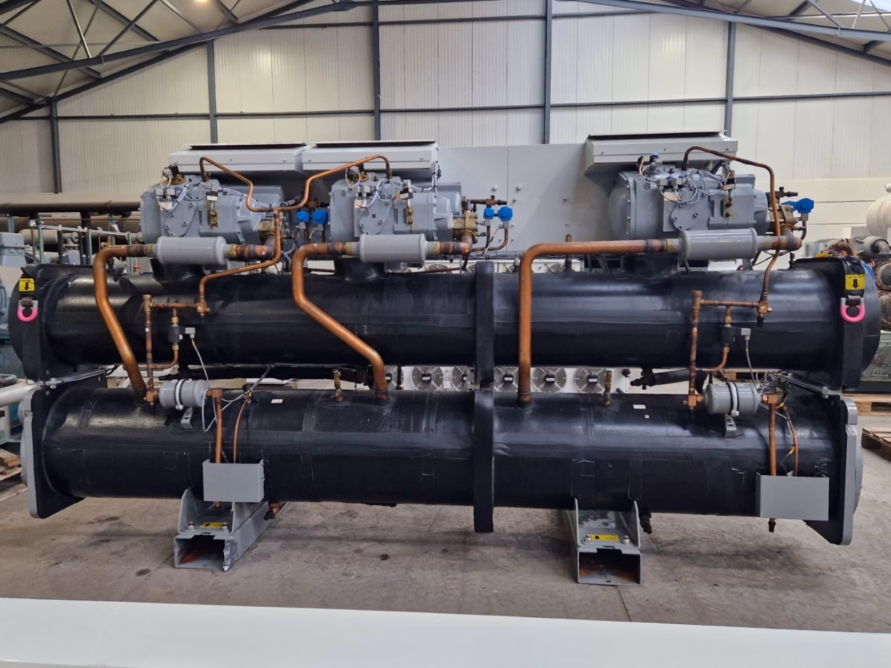 Чиллер б/у (716 кВт) Carrier 30 HXC 200